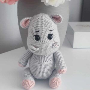 háčkovaný hrošík pre deti Charlie sivá mäkká handmade hračka