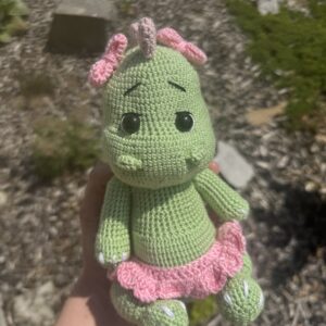 háčkovaná hračka t rex pearl pre deti z priadze elian nicky