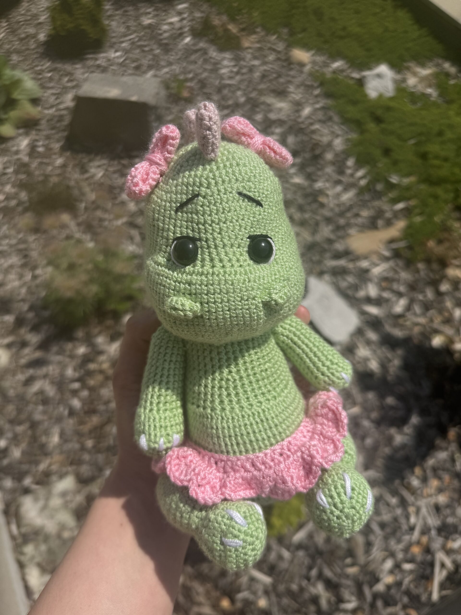 háčkovaná hračka t rex pearl pre deti z priadze elian nicky