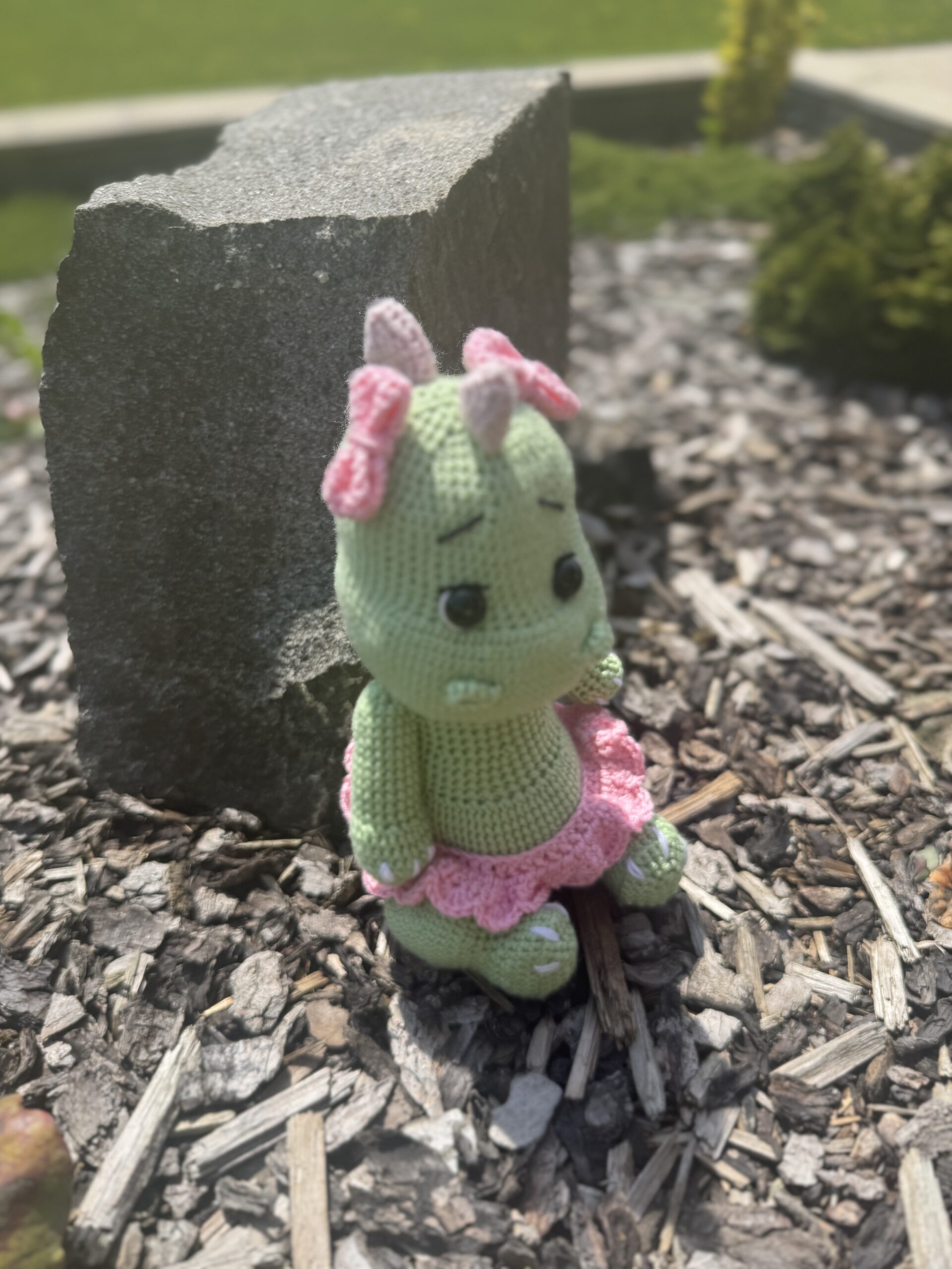 Háčkovaná hračka T-Rex Pearl pre deti – Obrázok 3