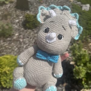 háčkovaná hračka triceratops noah pre deti z priadze elian nicky