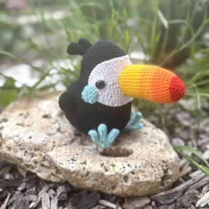 háčkovaný tukan Herbie pre deti mäkká handmade hračka