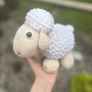 háčkovaná ovečka Polly pre deti mäkká handmade hračka