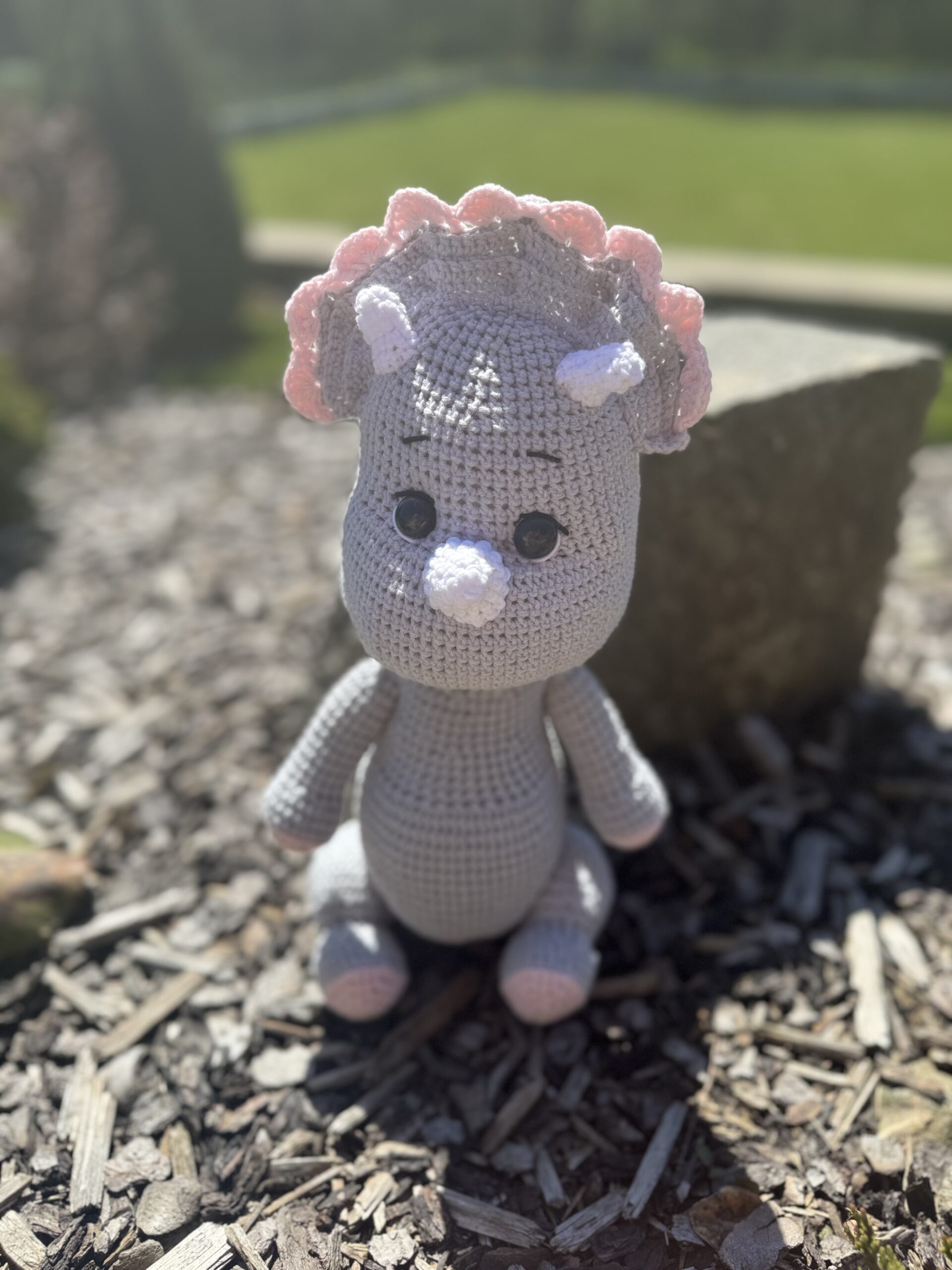 Háčkovaný triceratops pre deti Nala – Obrázok 2