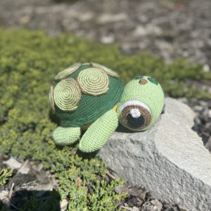 háčkovaná korytnačka Roger pre deti mäkká handmade hračka