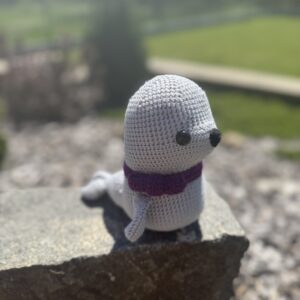 háčkovaný tuleň Tara pre deti mäkká handmade hračka