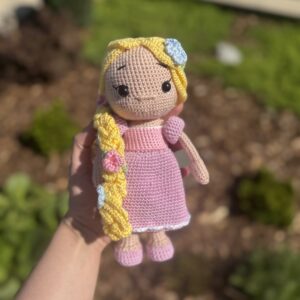 háčkovaná bábika Rapunzel s dlhým vrkočom ručne vyrobená pre deti