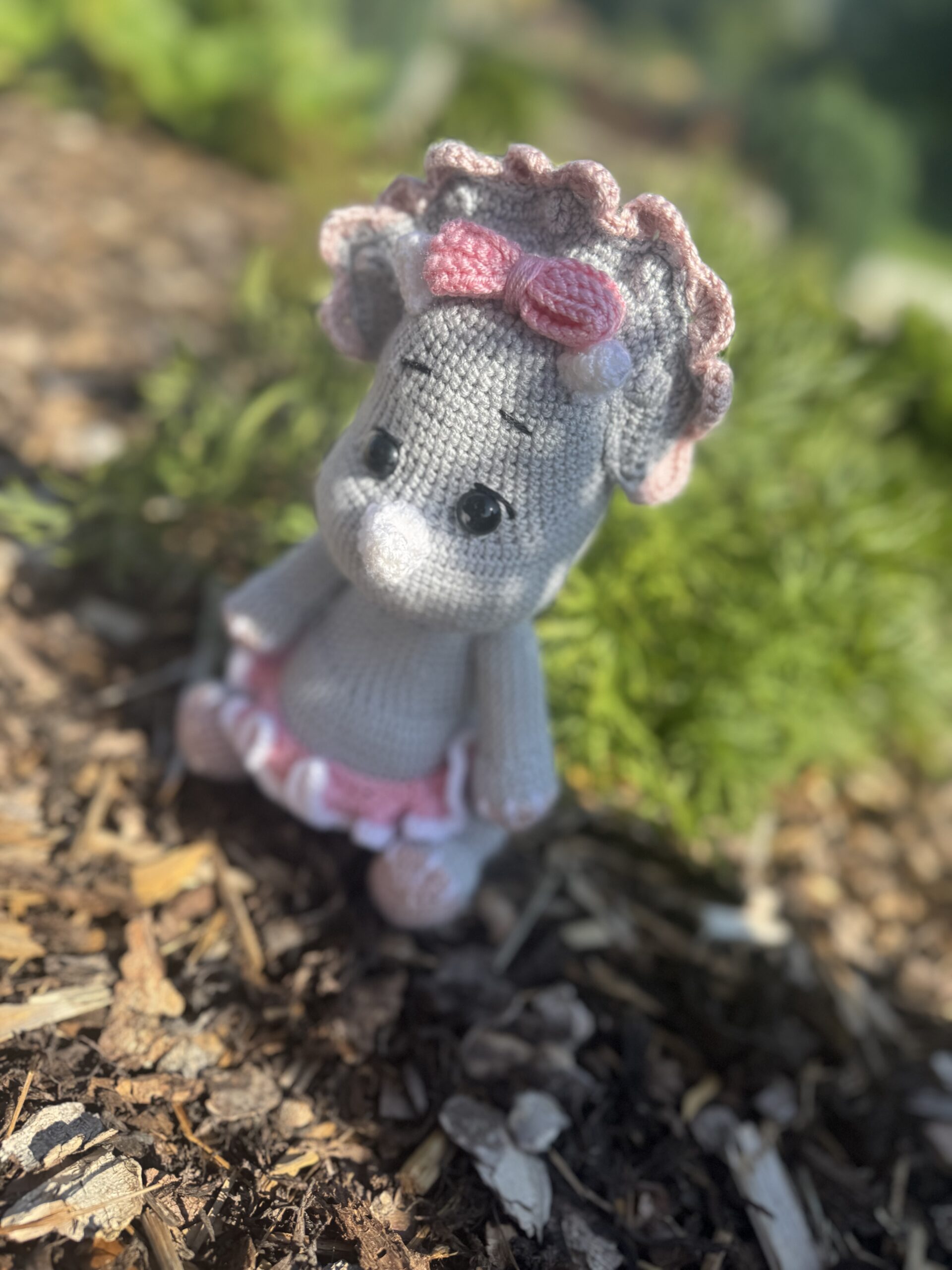 Háčkovaná hračka Triceratops Poly pre deti – Obrázok 5