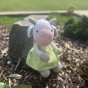 háčkovaná kravička pre deti Roseanne mäkká handmade hračka